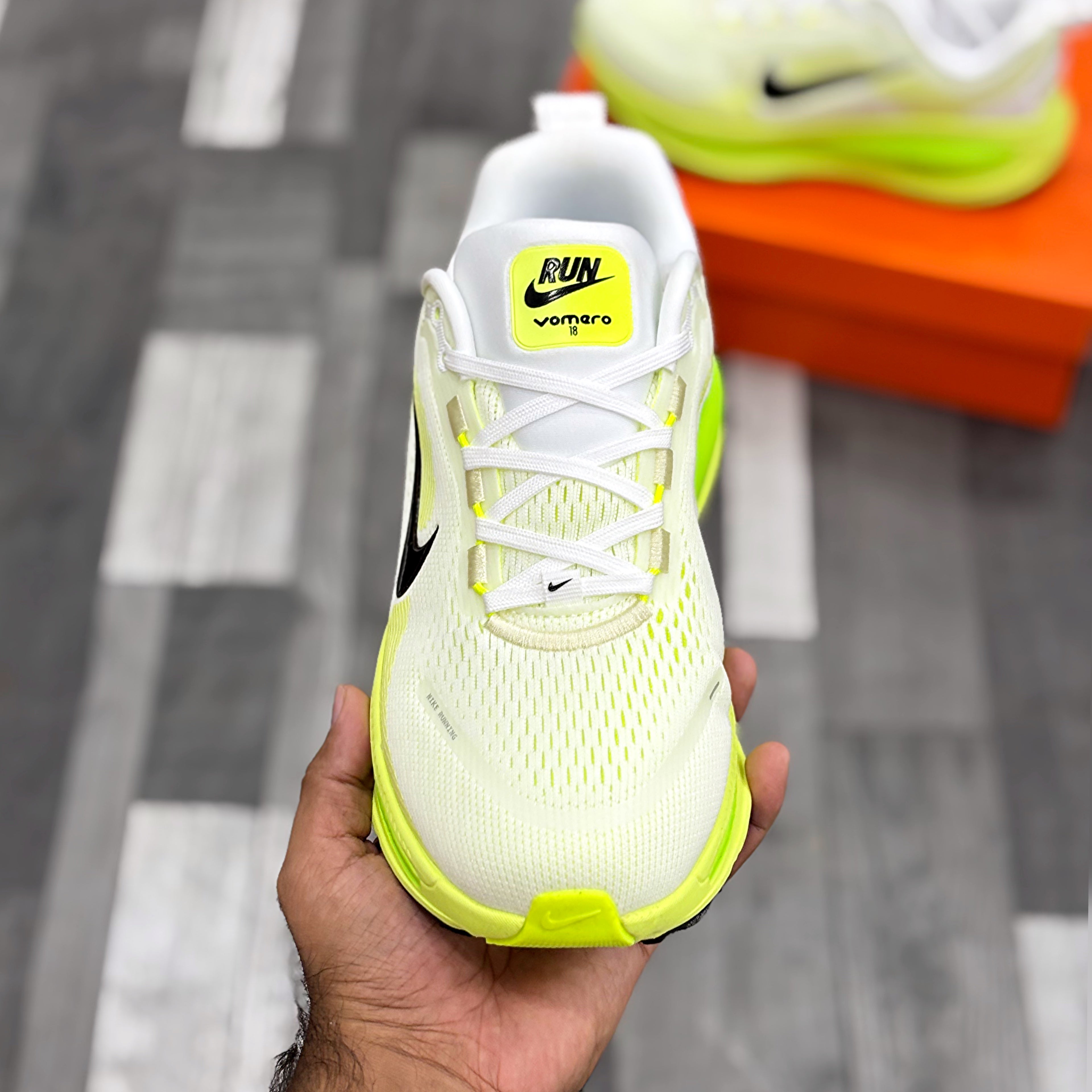 Nk Vomero 18 (White Electric Green Volt)