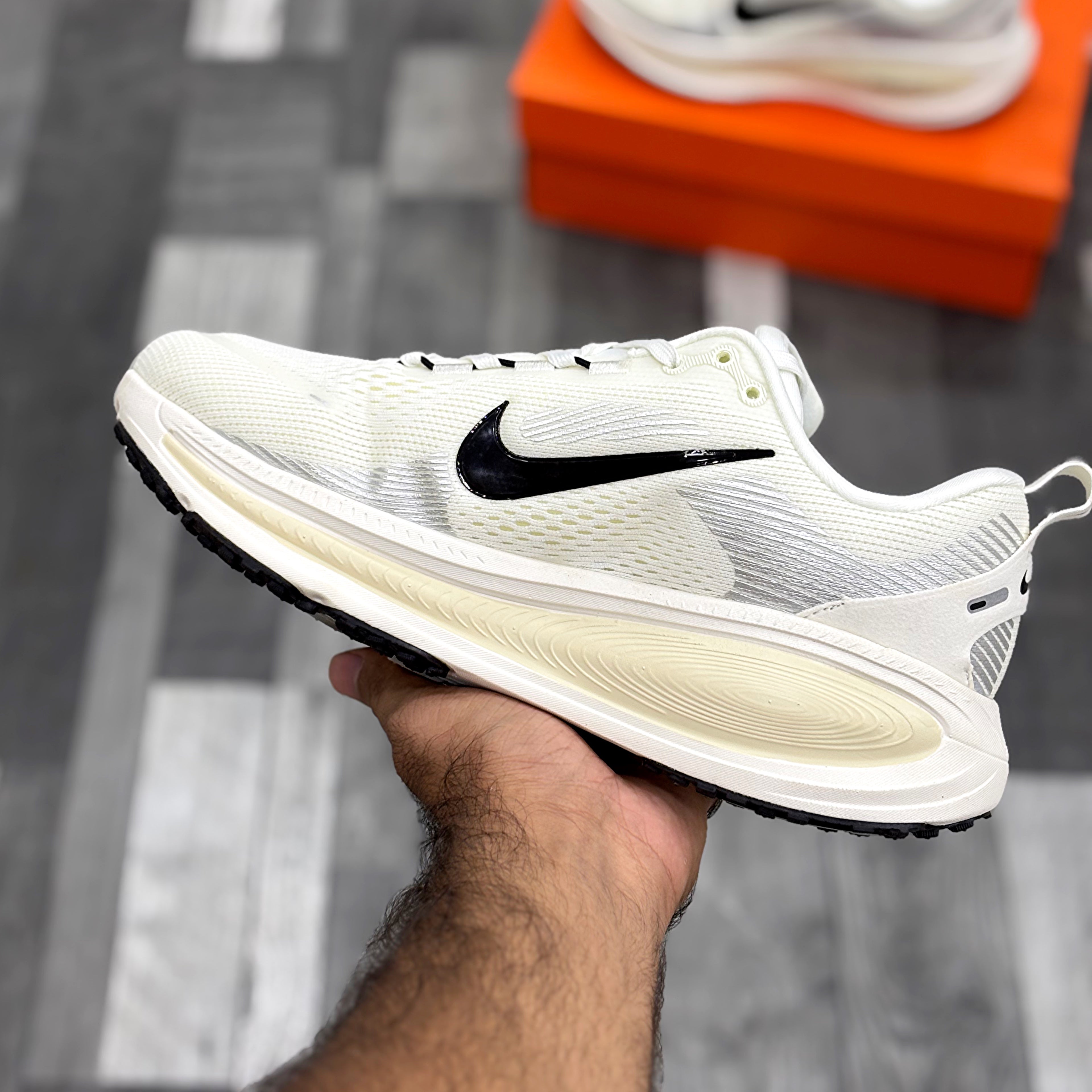 Nk Vomero 18 (Coconut Milk)