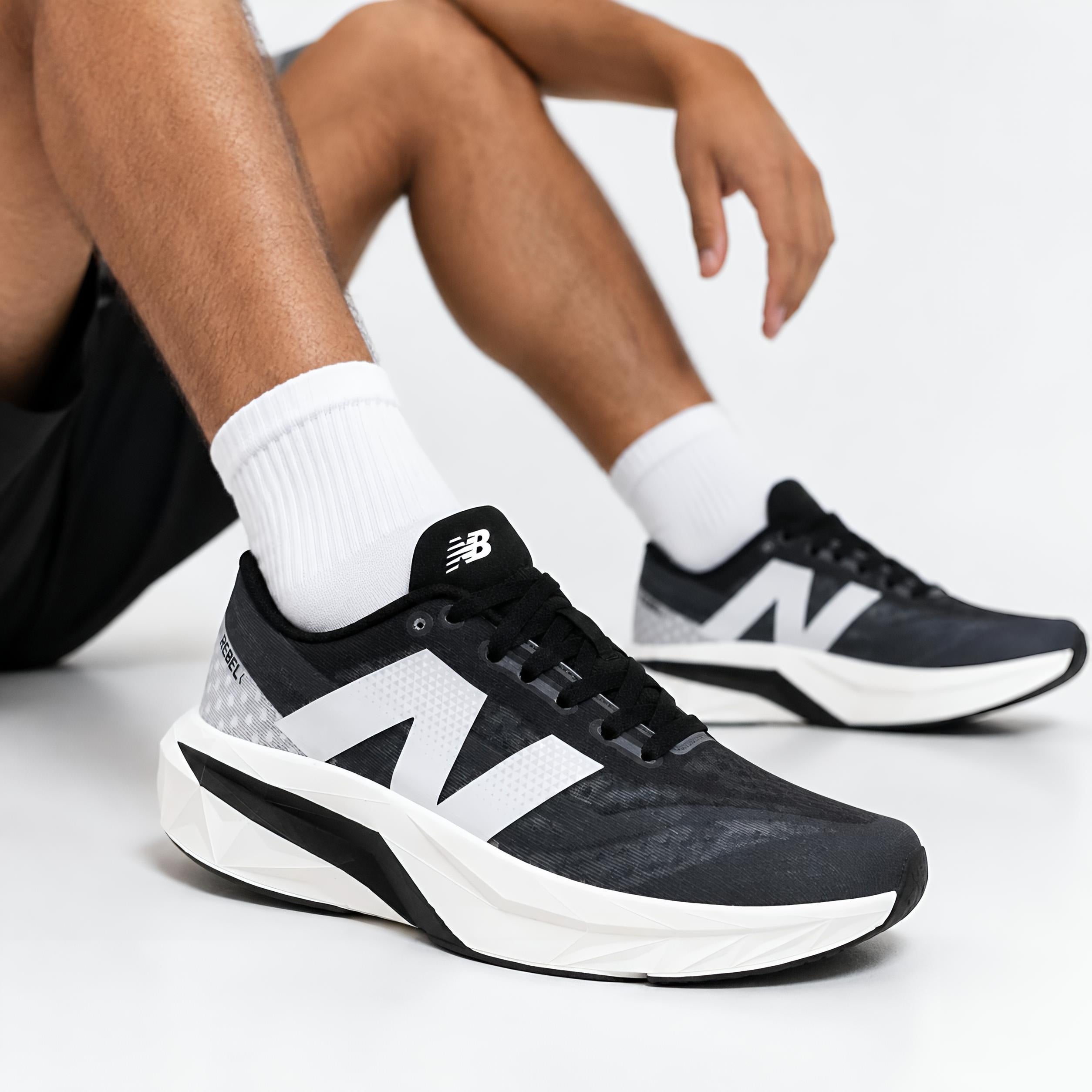 NB Fuelcell Rebel V4 (Black White)