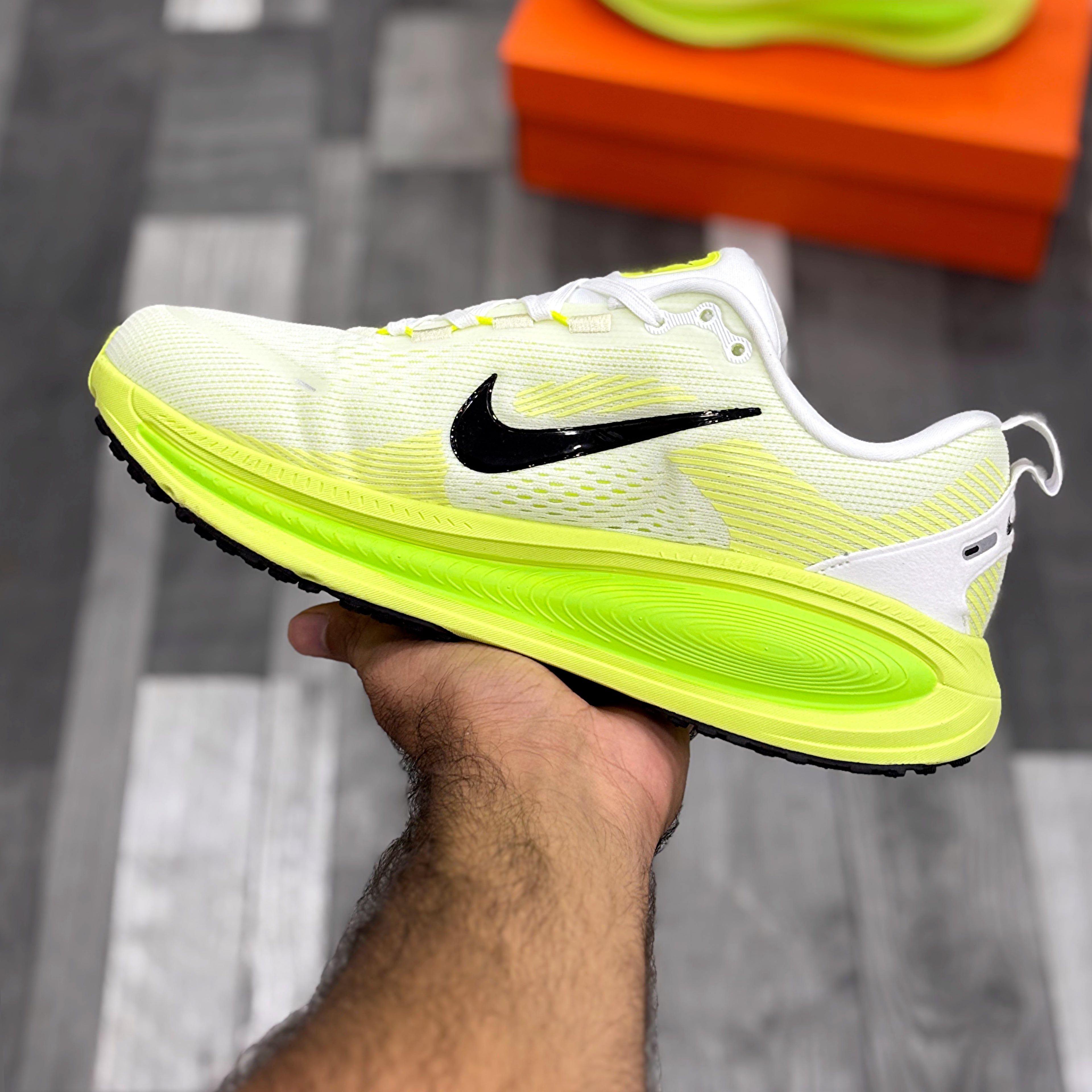 Nk Vomero 18 (White Electric Green Volt)