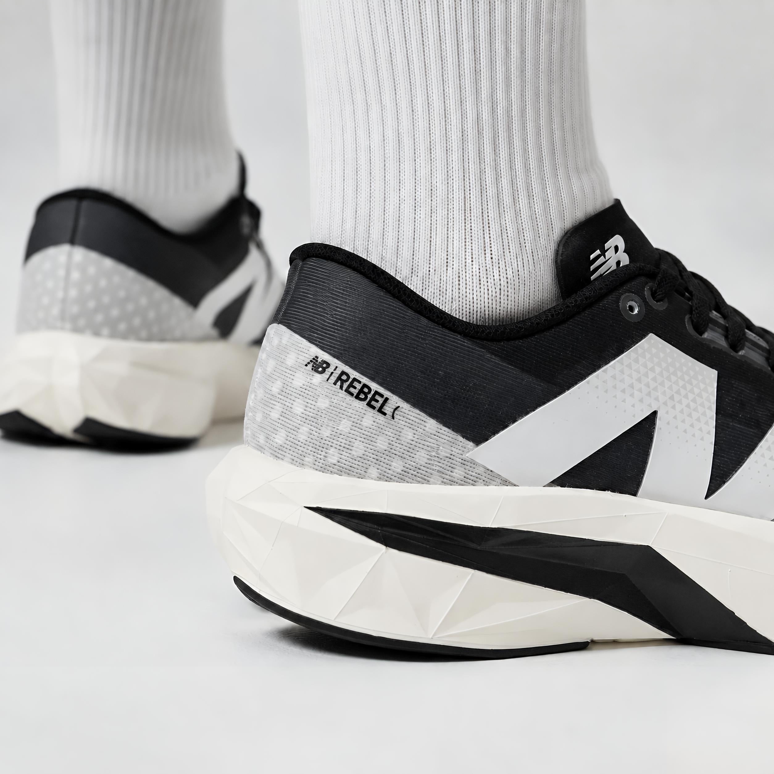 NB Fuelcell Rebel V4 (Black White)