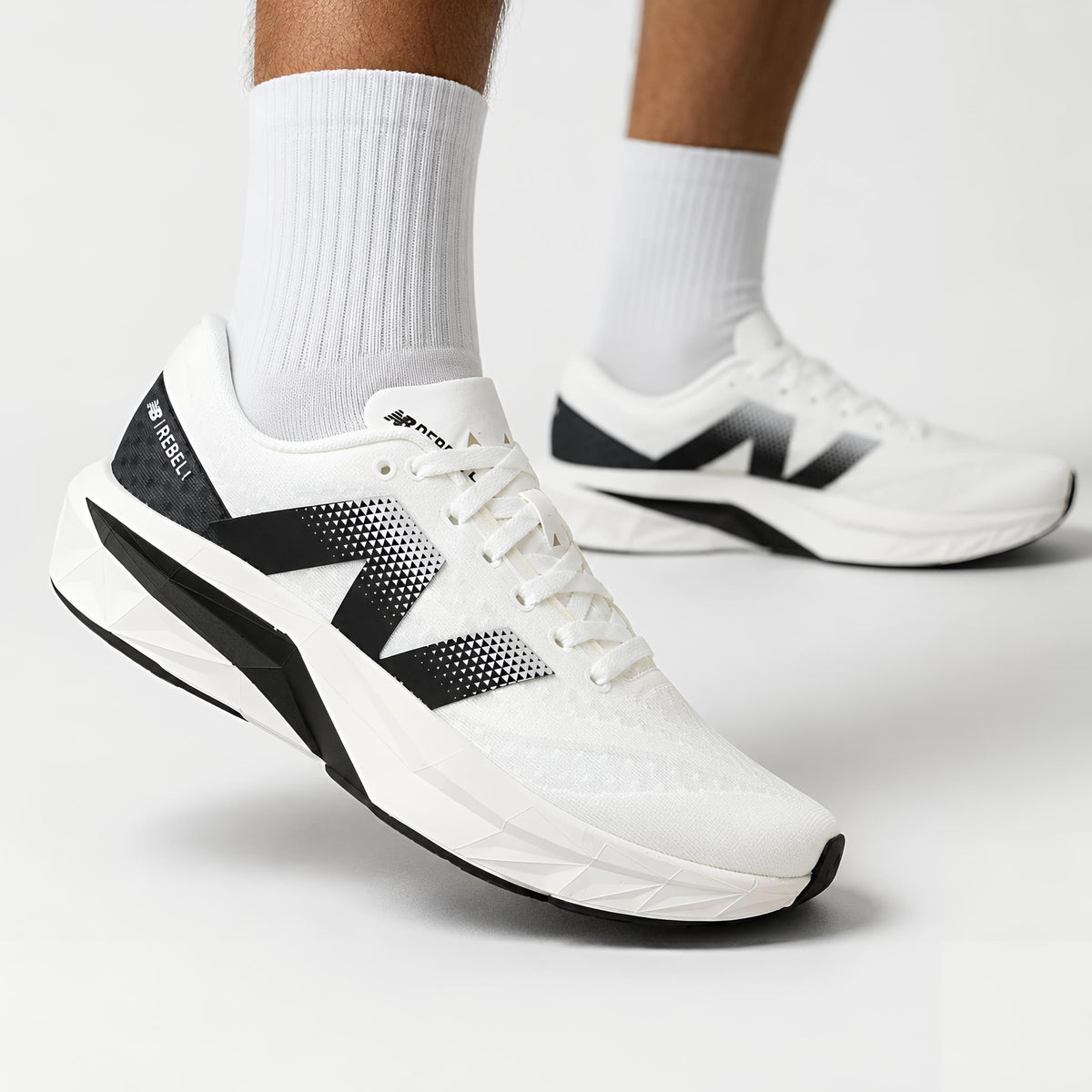NB Fuelcell Rebel V4 (White Black)