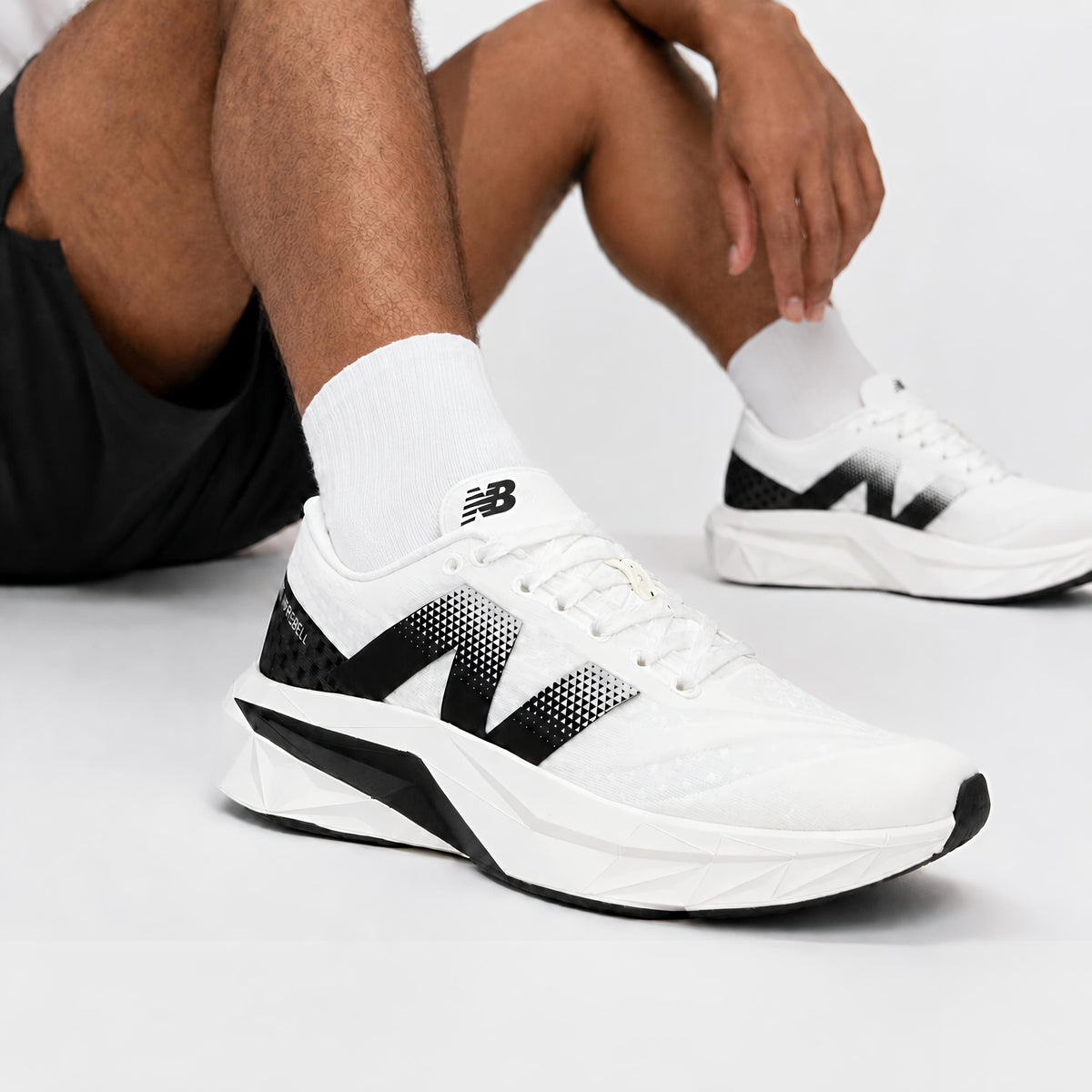 NB Fuelcell Rebel V4 (White Black)