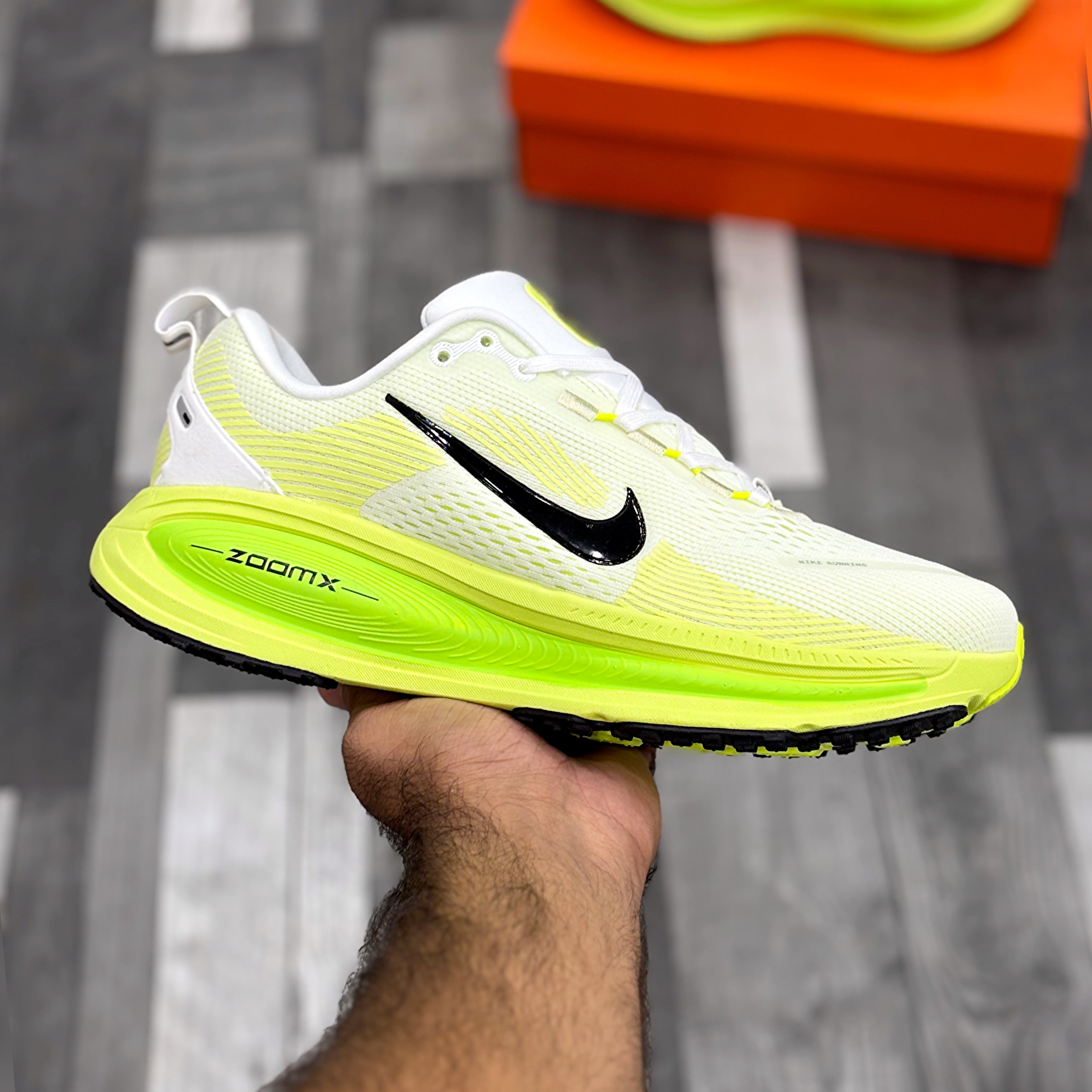 Nk Vomero 18 (White Electric Green Volt)