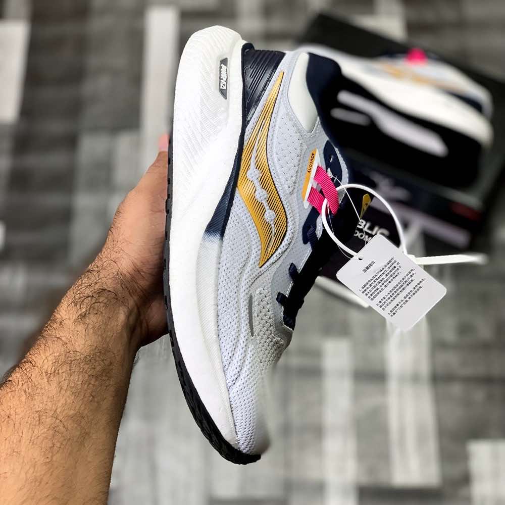 Sauconny Triiumph 21
(Grey) Top Premium Batch - ShoesRepublic