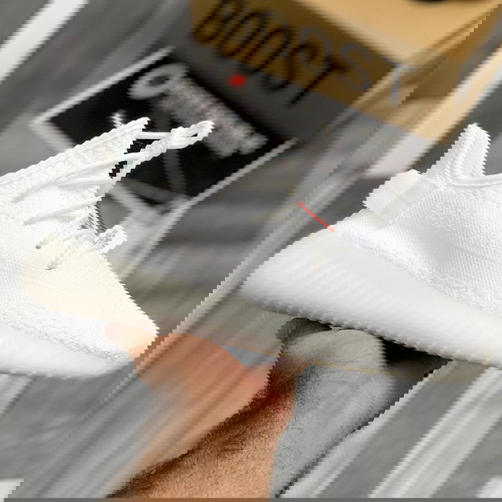 Yeeezzyy 350 v2 (Triple White) 1:1 UA batch - ShoesRepublic