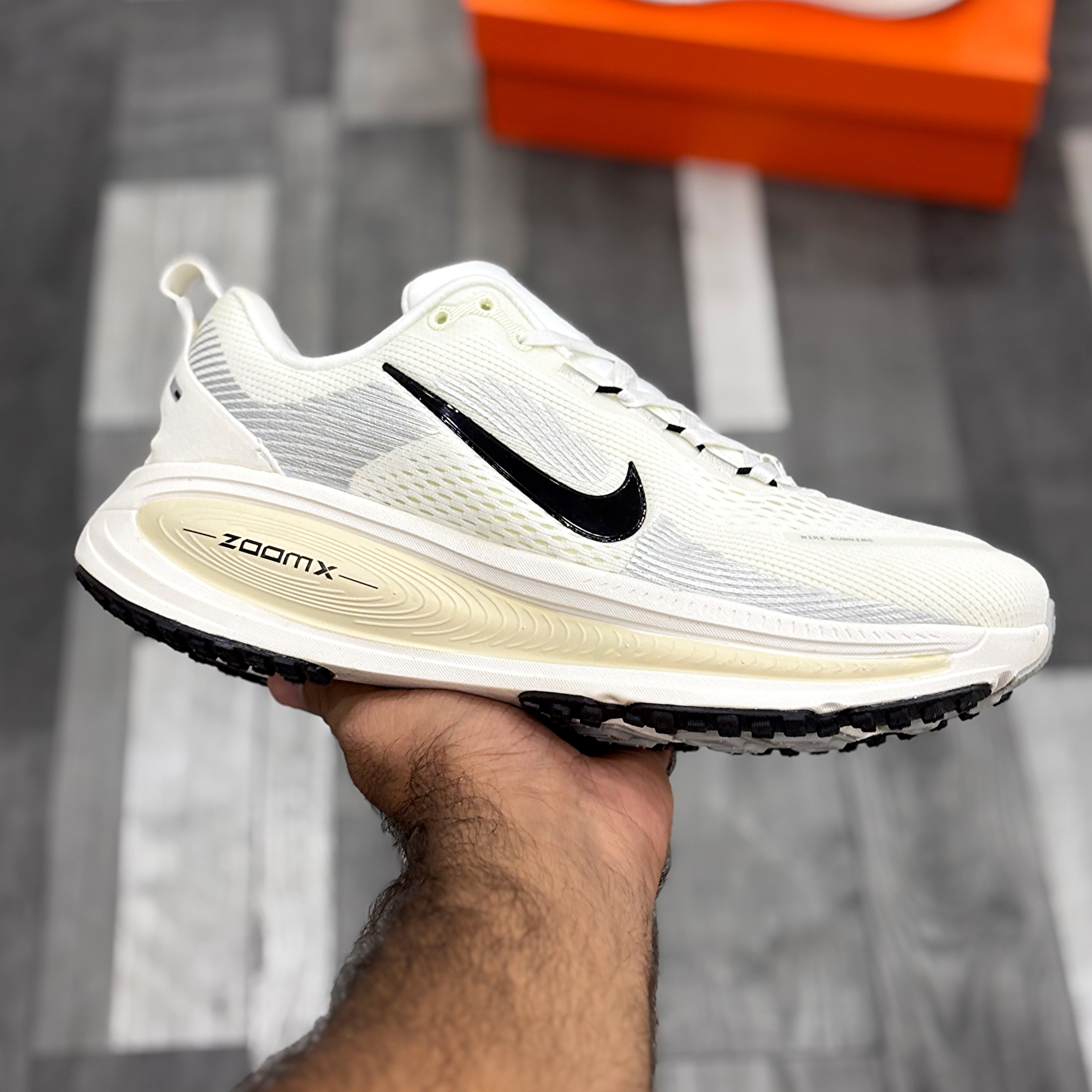 Nk Vomero 18 (Coconut Milk)