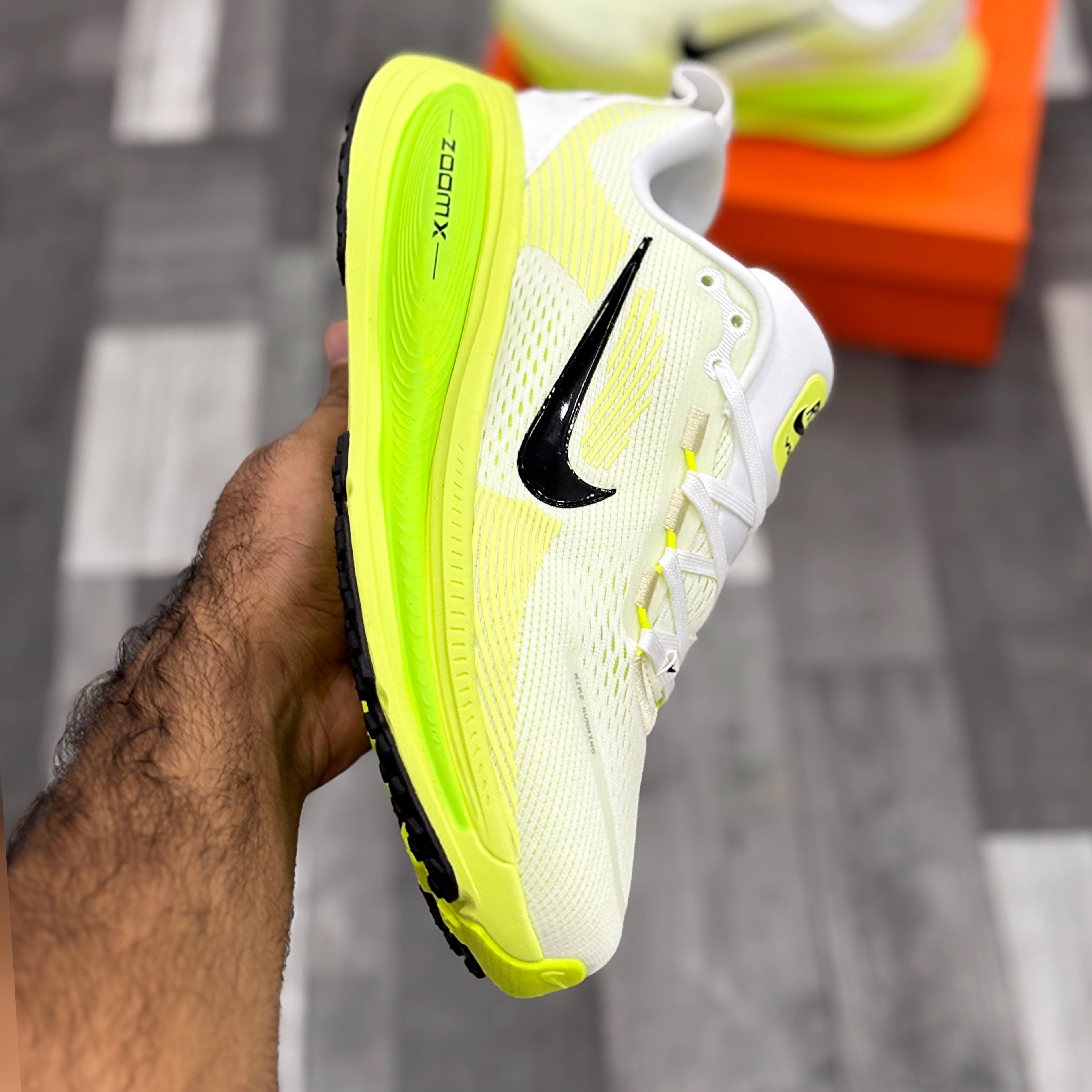 Nk Vomero 18 (White Electric Green Volt)