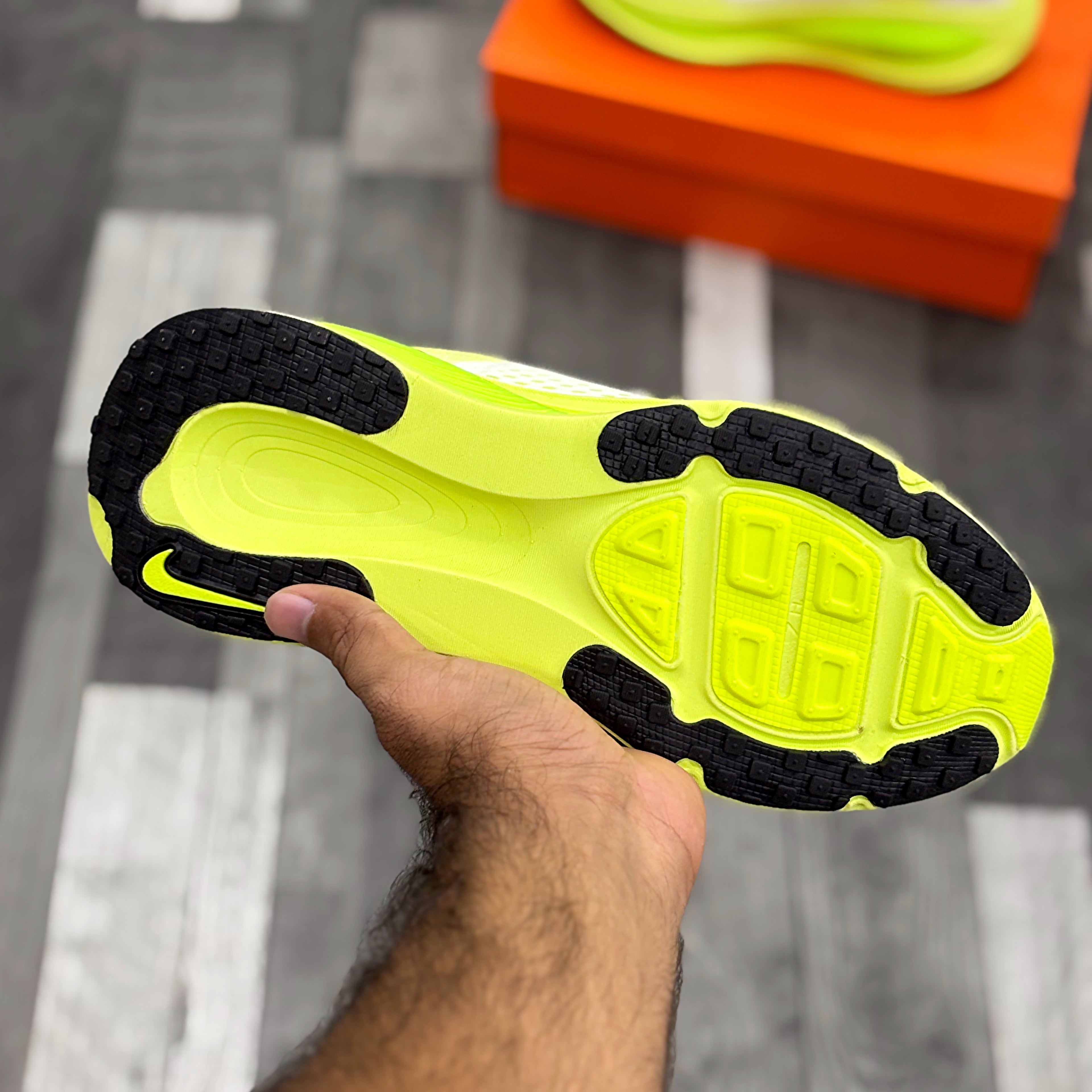 Nk Vomero 18 (White Electric Green Volt)