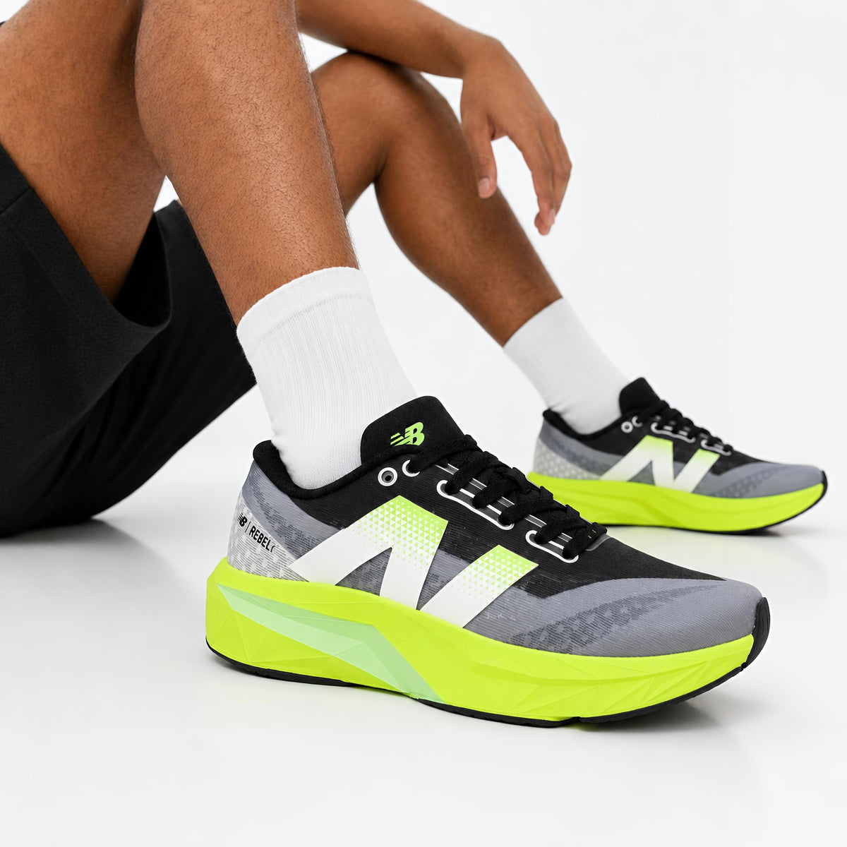 NB Fuelcell Rebel V4 (Charcoal Neon)