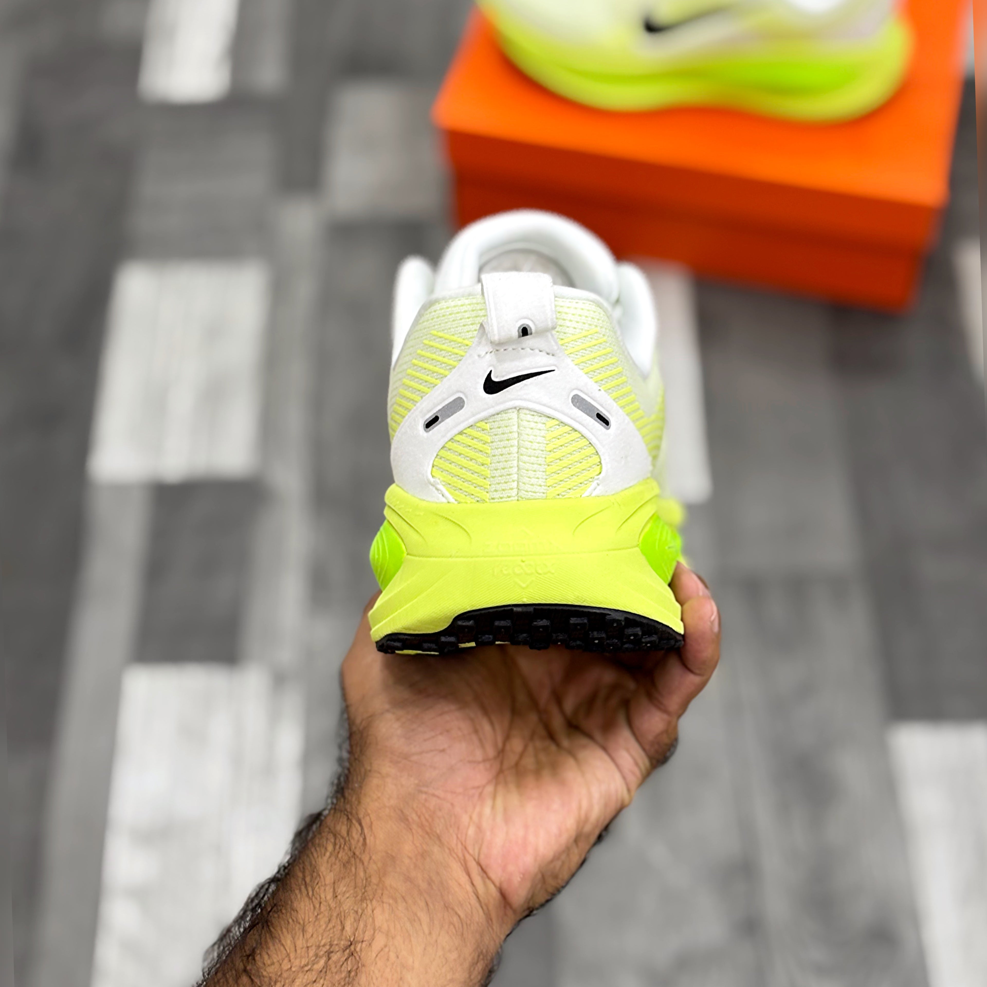 Nk Vomero 18 (White Electric Green Volt)