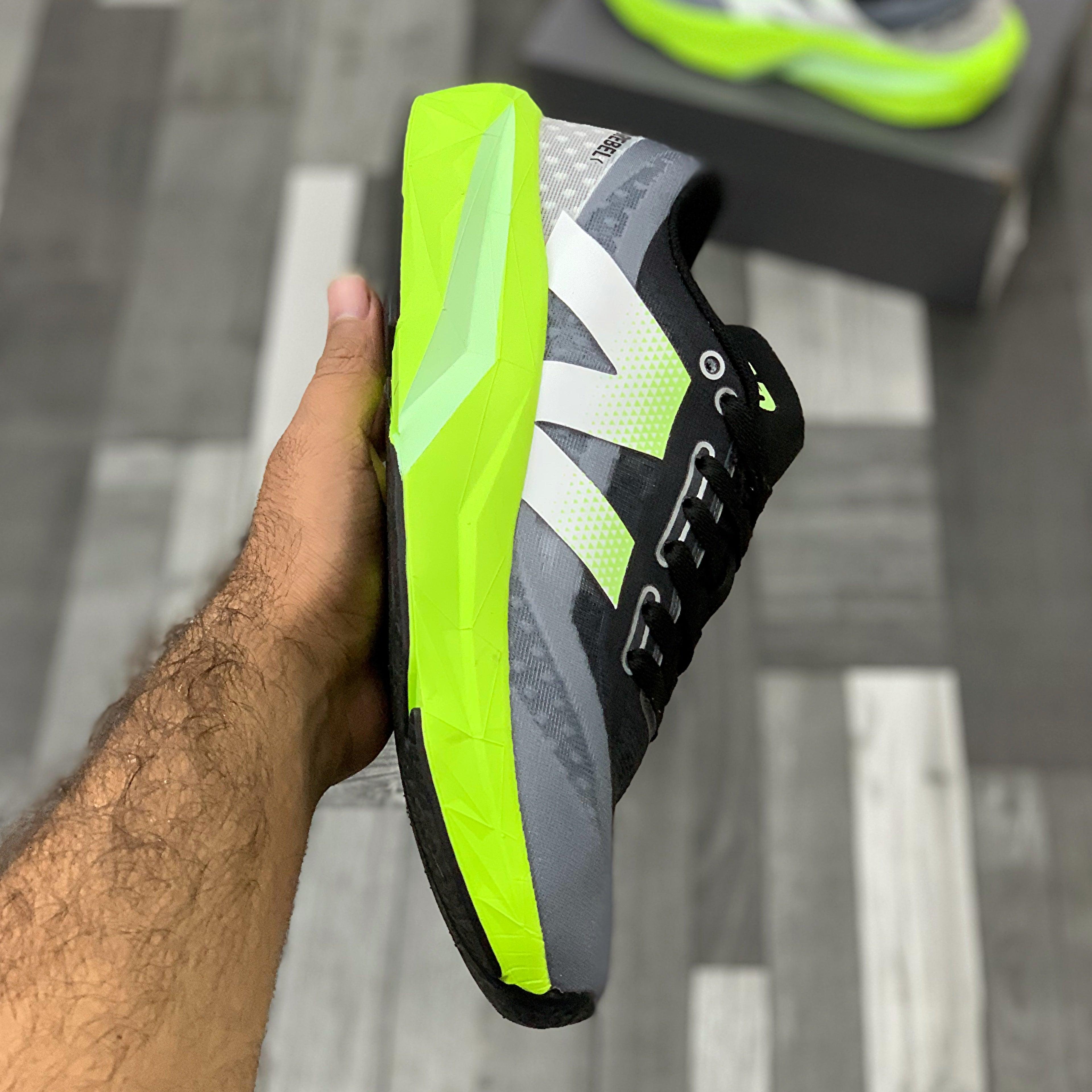 NB Fuelcell Rebel V4 (Charcoal Neon)