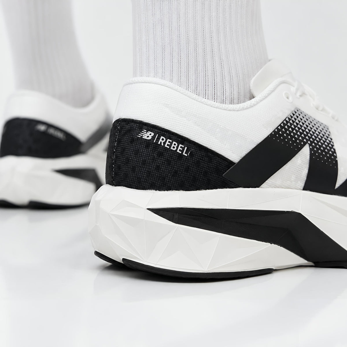 NB Fuelcell Rebel V4 (White Black)