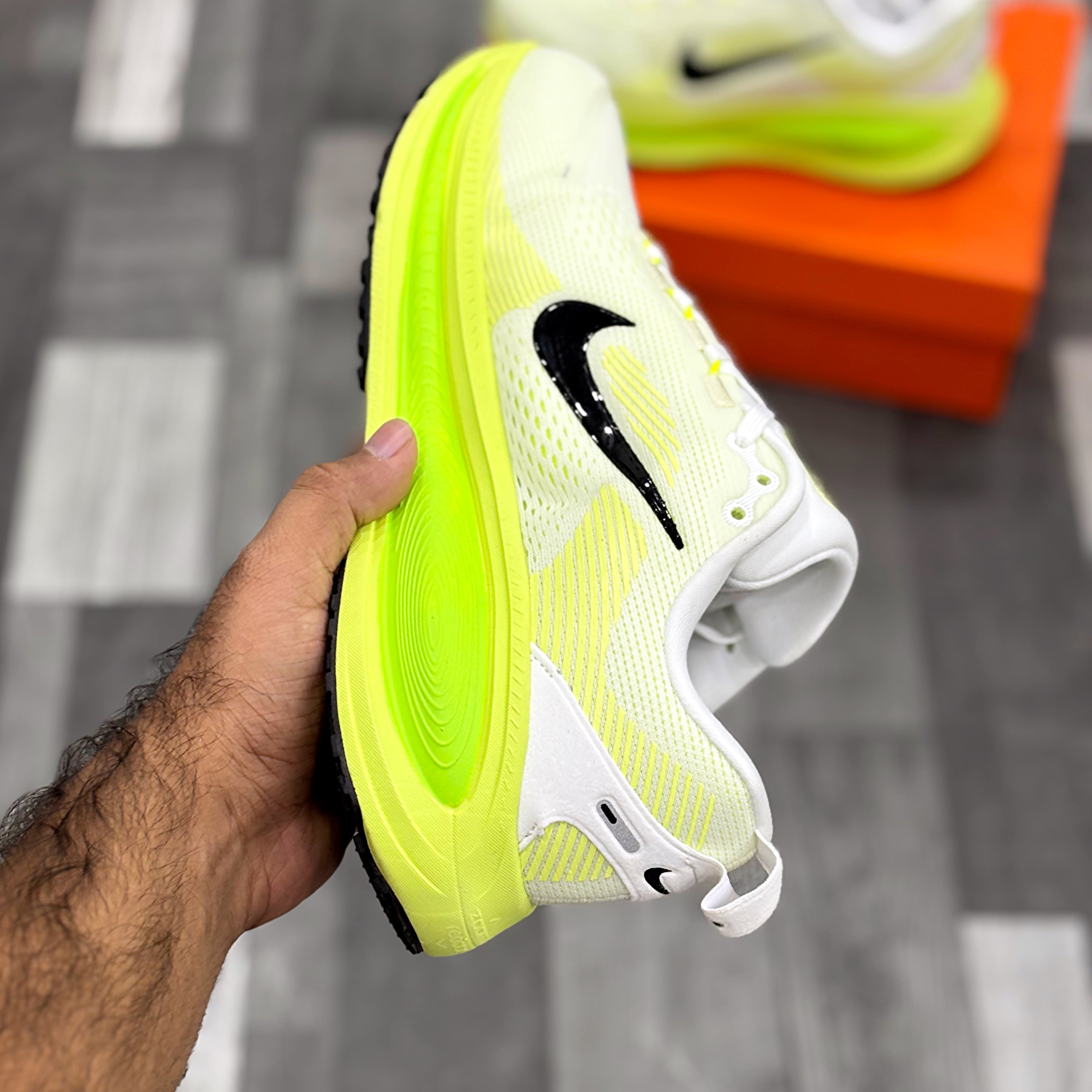 Nk Vomero 18 (White Electric Green Volt)