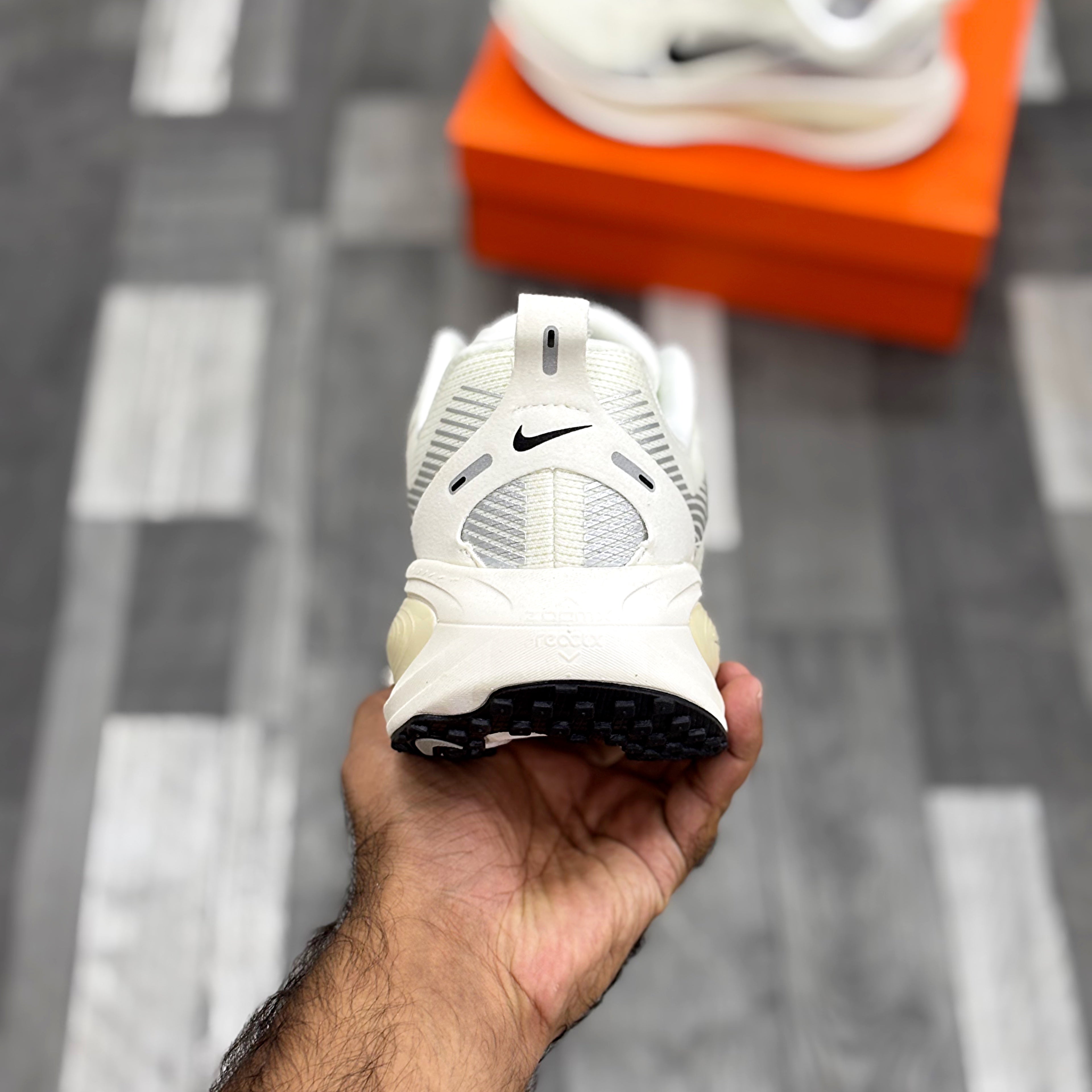 Nk Vomero 18 (Coconut Milk)