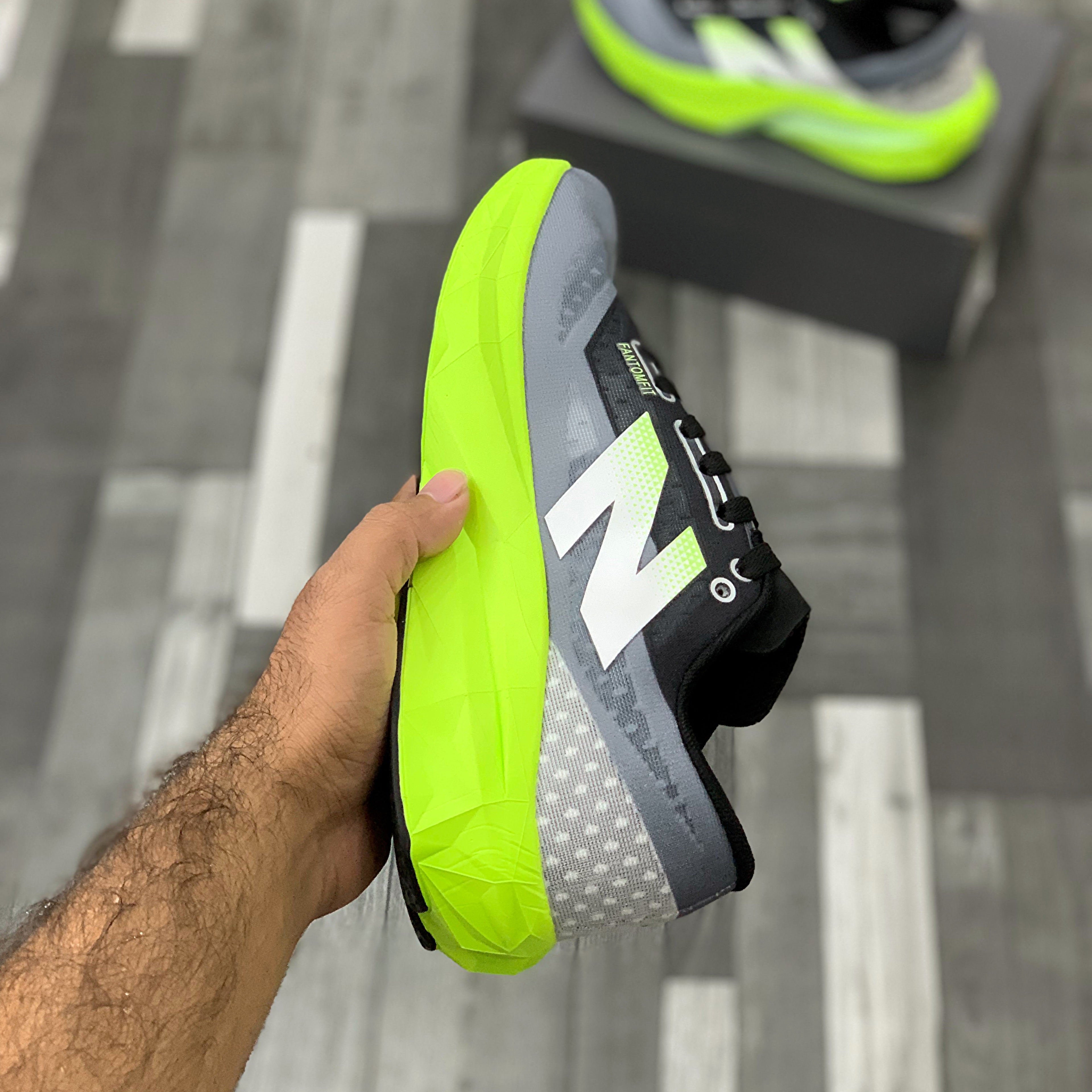 NB Fuelcell Rebel V4 (Charcoal Neon)