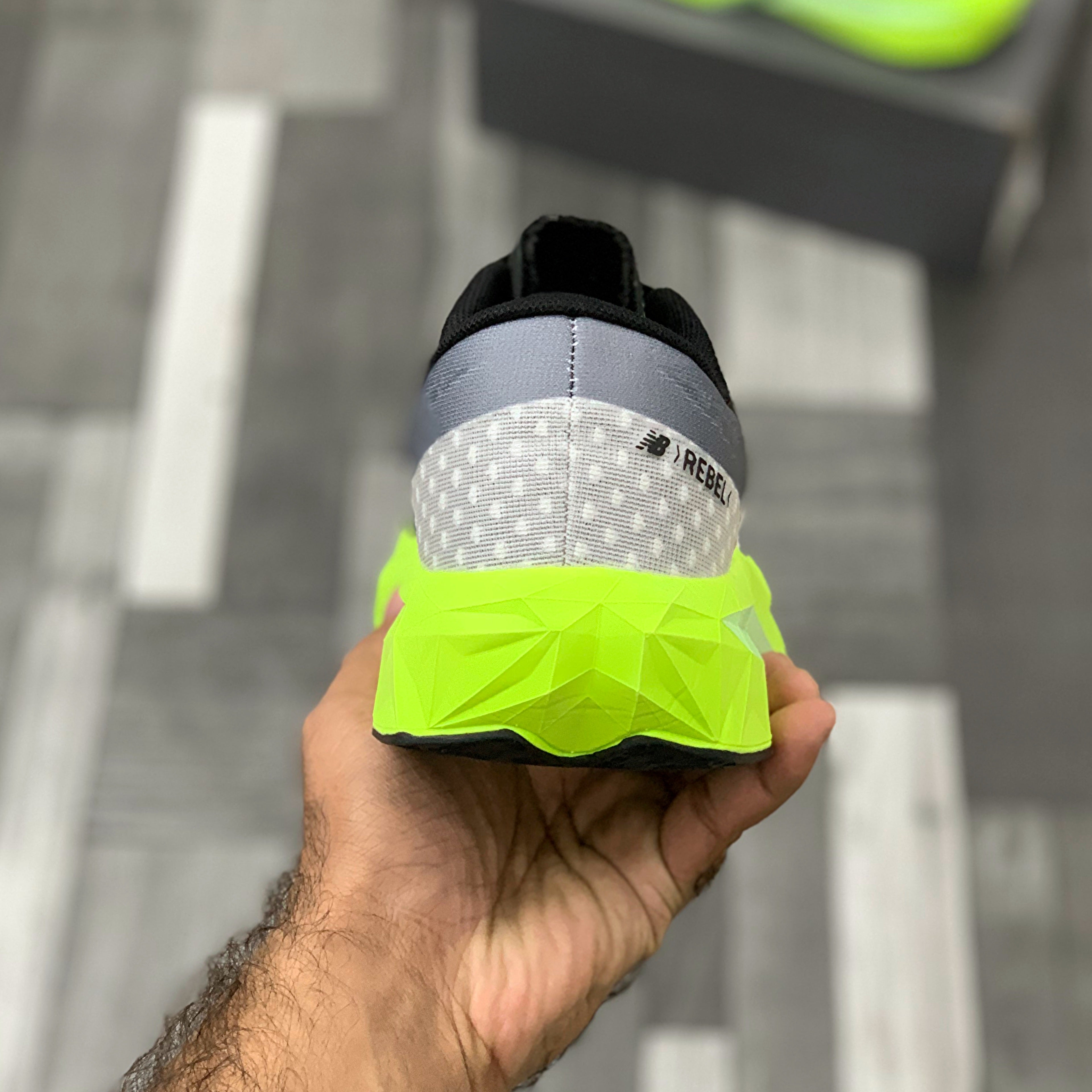 NB Fuelcell Rebel V4 (Charcoal Neon)