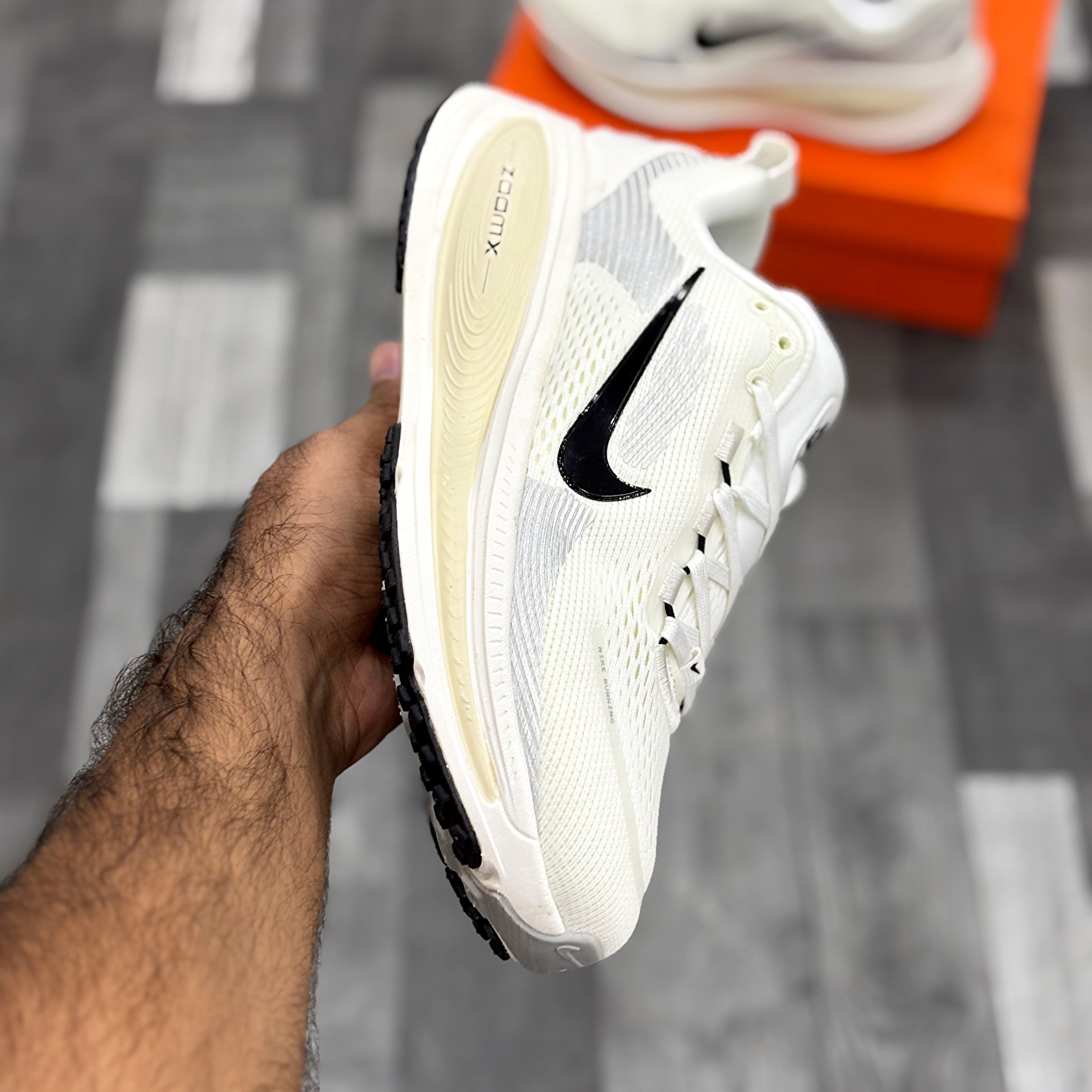 Nk Vomero 18 (Coconut Milk)